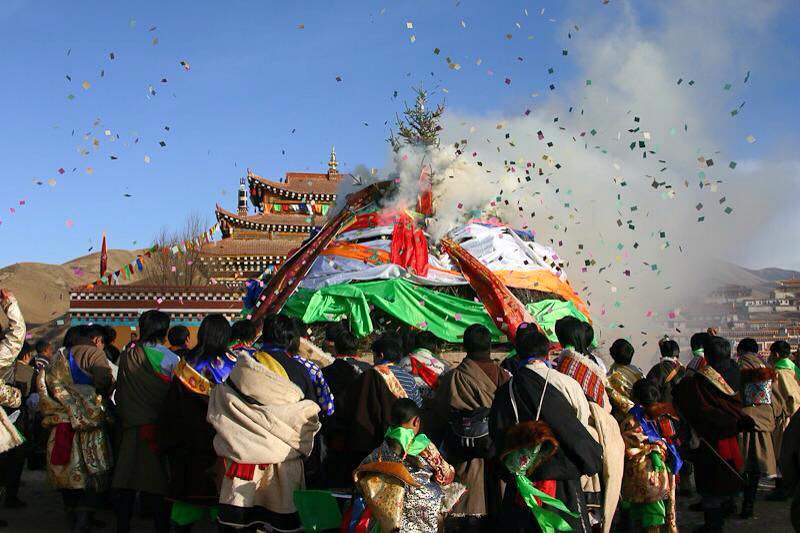 raising lungta at Nangzhik monastery